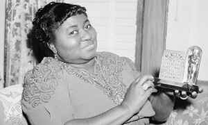 Hattie Mcdaniels With Academy Award